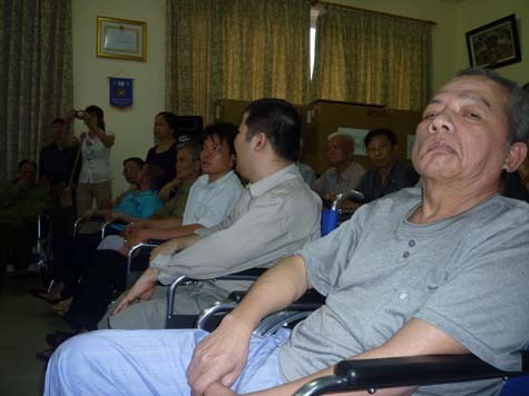 10 nạn nhân da cam đến từ Hội nạn nhân da cam Hà Nội, Vĩnh Phúc và Phú Thọ may mắn được nhận xe lăn tài trợ từ Công ty TNHH Thiết bị Á Châu Việt Nam (Nhật Bản)